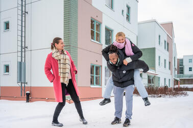 Iloisia ihmisiä talvisessa Meri-Rastilassa.