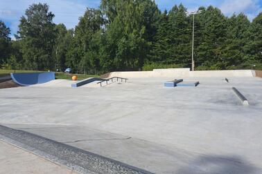 Betoninen skeittipaikka.