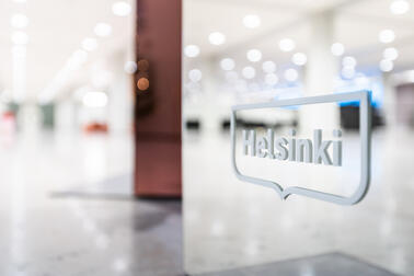 Sisäkuva Helsingin kaupungintalolta. Etualalla Helsinki-logo.