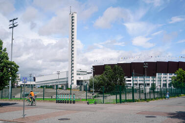 Helsingin Olympiastadion puolipilvisessä kesäsäässä.