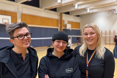 Hannes Särkkä, Ävin Bapiiri ja Hanna Malmivaara Helsingin medialukion liikuntasalissa.