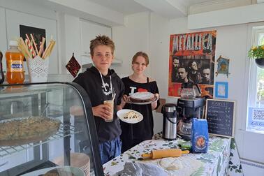 Kaksi nuorta yrittäjää kahvilan tiskin takana.