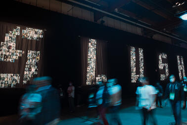 Slush-logo, jonka edessä ihmishahmoja