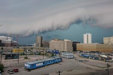 Pilvet tuulessa Jätkäsaaren yllä.