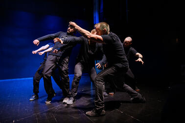 Työväenopiston pitkän impron näytelmää esitetään.