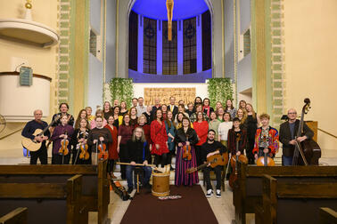 Kuvassa lauluyhtye Luna ja latinolaulajat.