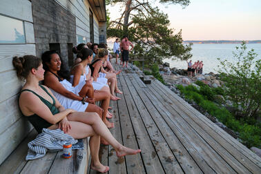 Vilvoittelijoita saunan edustalla.