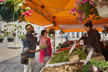 Ihmisiä torikojulla Kauppatorilla.