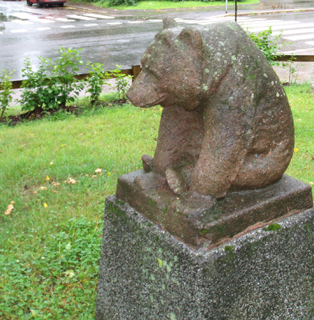 Picture of service point: Istuva karhu / Sitting Bear