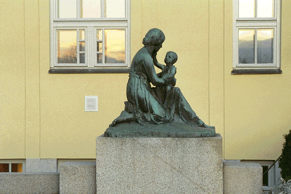 Harald Sörensen-Ringi: Äitiyden ilo / La joie de la Maternite, 1912. Et voi käyttää kuvaa kaupallisiin tarkoituksiin. © Kuva: Helsingin taidemuseo