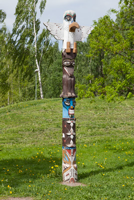 Markus Jusslin: Big Andy totem pole, 1990. You may not use this photo for commercial purposes. © Photo: Helsinki Art Museum / Hanna Kukorelli