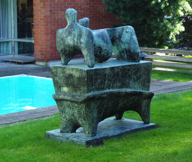 Henry Moore: Lepäävä hahmo jalustalla (Reclining figure on a pedastal), 1960. Et voi käyttää kuvaa kaupallisiin tarkoituksiin. © Kuva: Helsingin taidemuseo Henry Moore: Lepäävä hahmo jalustalla (Reclining figure on a pedastal), 1960. Et voi käyttää kuvaa kaupallisiin tarkoituksiin. © Kuva: Helsingin taidemuseo