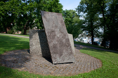Memorial to Jewish Refugees - Hands Begging for Mercy, 2000. You may not use this photo for commercial purposes. © Photo: Helsinki Art Museum / Hanna Kukorelli