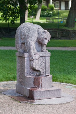 Bertel Nilsson: Kalastava karhu, 1916. Et voi käyttää kuvaa kaupallisiin tarkoituksiin. © Kuva: Helsingin taidemuseo / Maija Toivanen Bertel Nilsson: Kalastava karhu, 1916. Et voi käyttää kuvaa kaupallisiin tarkoituksiin. © Kuva: Helsingin taidemuseo / Maija Toivanen