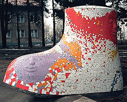 Aarne Jämsä: Kenkä / The Shoe, 1994. You may not use this photo for commercial purposes. © Photo: Helsinki Art Museum / Hanna Kukorelli Aarne Jämsä: Kenkä / The Shoe, 1994. You may not use this photo for commercial purposes. © Photo: Helsinki Art Museum / Hanna Kukorelli