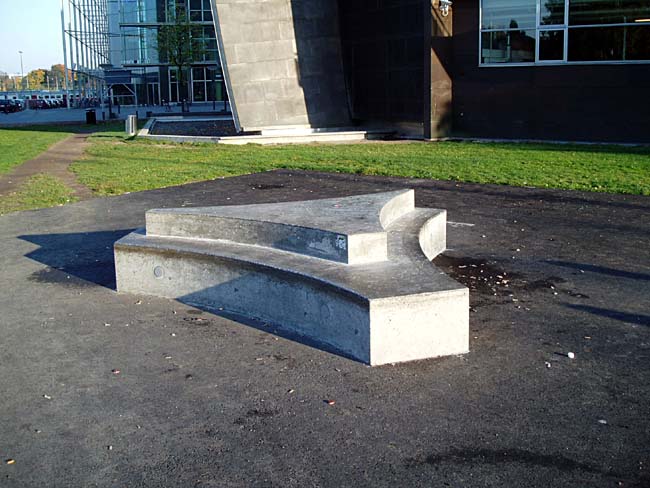 Picture of service point: Triangle Block, "skateboardable" sculpture