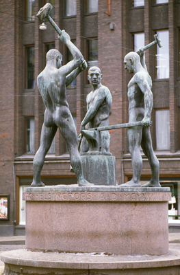 Picture of service point: Kolmen sepän patsas/ The Three Smiths