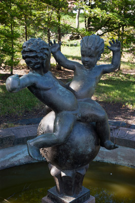 Viktor Jansson: Lekande pojkar III / Pionjärernas brunn, 1942. Du får inte använda foto i kommersiellt syfte. © Foto: Helsingfors konstmuseum / Hanna Kukorelli Viktor Jansson: Lekande pojkar III / Pionjärernas brunn, 1942. Du får inte använda foto i kommersiellt syfte. © Foto: Helsingfors konstmuseum / Hanna Kukorelli