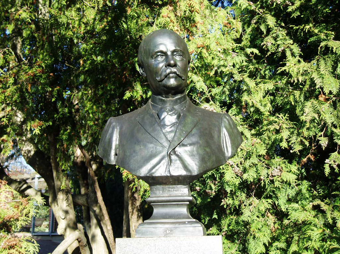 Walter Runeberg: Statue of Julius af Lindfors, 1909. You may not use this photo for commercial purposes. © Photo: Helsinki Art Museum / Maija Toivanen