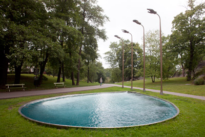 Pekka Jylhä: Lähde / UKK-muistomerkki, 2000. Et voi käyttää kuvaa kaupallisiin tarkoituksiin. © Kuva: Helsingin taidemuseo / Maija Toivanen Pekka Jylhä: Lähde / UKK-muistomerkki, 2000. Et voi käyttää kuvaa kaupallisiin tarkoituksiin. © Kuva: Helsingin taidemuseo / Maija Toivanen