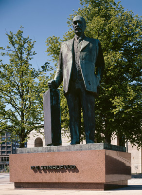 Wäinö Aaltonen: P. E. Svinhufvud, 1961. Et voi käyttää kuvaa kaupallisiin tarkoituksiin. © Kuva: Helsingin taidemuseo / Yehia Eweis Wäinö Aaltonen: P. E. Svinhufvud, 1961. Et voi käyttää kuvaa kaupallisiin tarkoituksiin. © Kuva: Helsingin taidemuseo / Yehia Eweis