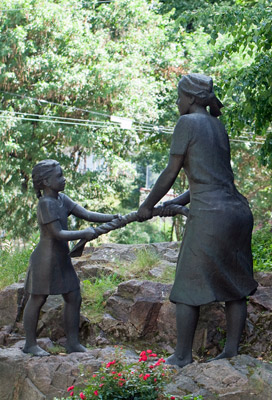 Panu Patomäki: Työläisäiti, 1996. Et voi käyttää kuvaa kaupallisiin tarkoituksiin. © Kuva: Helsingin taidemuseo / Maija Toivanen Panu Patomäki: Työläisäiti, 1996. Et voi käyttää kuvaa kaupallisiin tarkoituksiin. © Kuva: Helsingin taidemuseo / Maija Toivanen