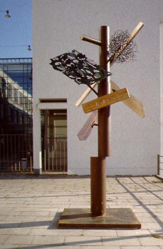 Markku Kosonen: Urbant träd, 2000. Du får inte använda foto i kommersiellt syfte. © Foto: Helsingfors konstmuseum
