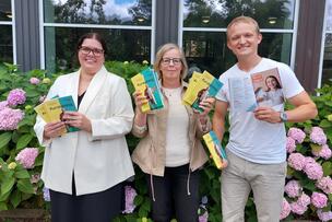 Arbis rektor och lärare står utan för Arbis med kurskataloger i handen
