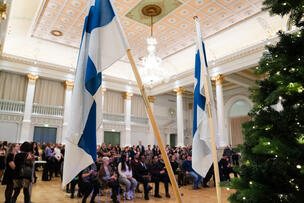 Finlands flaggor framför publiken.