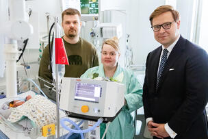 Perhe Hokkanen-Koponen ja pormestari Daniel Sazonov.