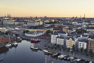 Ilmakuva Helsingistä. Etualalla Katajanokkaa ja Pohjoisrantaa.
