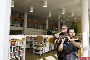 En man spelar trumpet och en kvinna spelar flöjt i Tölö bibliotek.