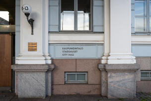 Kaupungintalon julkisivu.