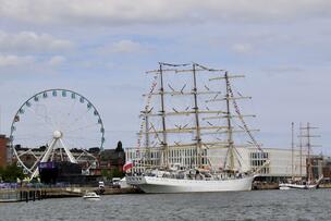 Pariserhjul och ett stort segelfartyg vid Skatuddens strand.
