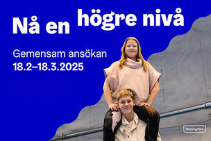 Ungdomar i gemensam ansökan reklamfoto.