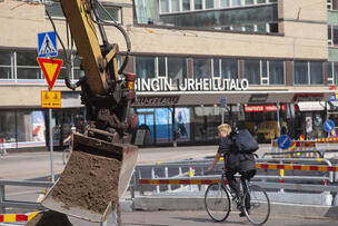En cyklist mitt i ett vägarbete.