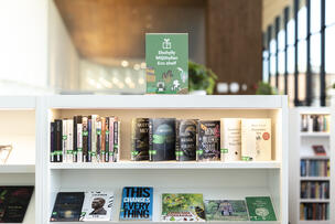 Månsas biblioteks miljöhylla