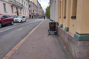 Helsingfors stad skickar flyttningsuppmaningar till personer som i strid med anvisningarna placerat reklamer.