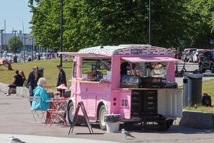 Rosa matvagn på torget.