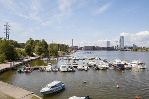 Mustikkamaan venesatama kesäaikaan ja useine veneineen.