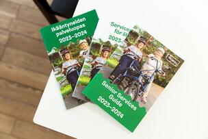 Serviceguide på bordet