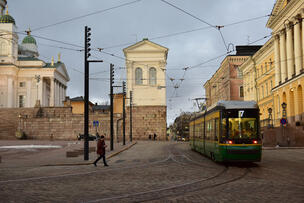 Spårvagn på Snellmansgatan på kvällen