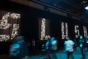 På bilden finns Slush-logotypen med människofigurer framför