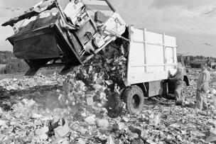 Avfall dumpas på avstjälpningsplatsen i Tali 1976.