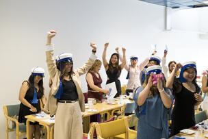 Filippiiniläiset hoitajat juhlivat valmistumistaan riemukkaissa tunnelmissa..