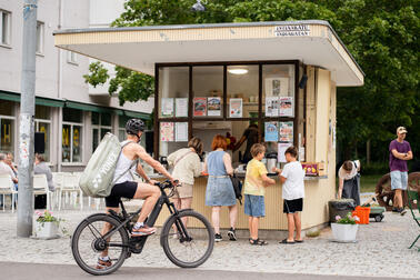 Asiakkaita lippakioskilla.