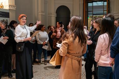 Museo-opas kertoi osallistujille Ateneumin taidenäyttelystä.