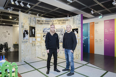 Kuraattorit Kalle Hamm (vasemmalla) ja Antti Järvi Helsingin kaupunginmuseon M/S Baltic Queers -näyttelyssä.