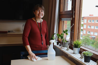 Lönesubventionerat anställd Tuuli torkar borden på Östra centrums servicehus.