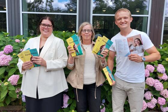 Arbis rektor och lärare står utan för Arbis med kurskataloger i handen